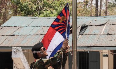 ทหารกะเหรี่ยง ปลดธงงชาติเมียนมา นำธงกะเหรี่ยงขึ้นยอดเสา แทน