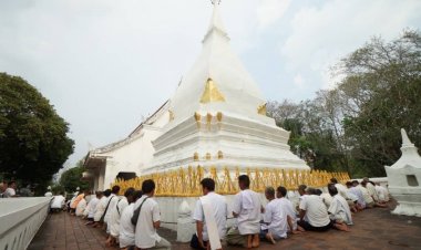 มงคลปีใหม่ไทย ชาวภูเรือร่วมสรงน้ำพระพุทธนาวาบรรพตบนยอดภูเรือ จ.เลย