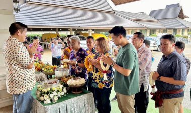 "สส.ปั้น-นายกเคี้ยง" ร่วม รดน้ำดำหัวขอพร "ผู้กองธรรมนัส" รมว.เกษตรฯ