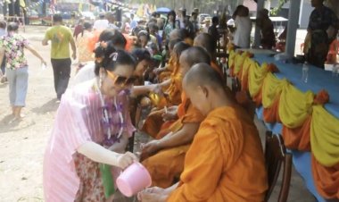 สรงน้ำพระเสริมศิริมงคลชีวิต ล้วงไหลุ้นโชค ก่อนเดินทางกลับที่ทำงาน