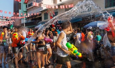 “ข้าวสาร”ชุ่มฉ่ำ นักท่องเทียวไทย-เทศ เล่นสาดน้ำสงกรานต์ส่งท้ายสนั่นเมือง