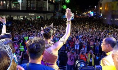 “แอนโทเนีย โพซิ้ว”นำนทท.กว่า1.6แสนคนเล่นคลื่นมนุษย์สงกรานต์ถนนข้าวเหนียว