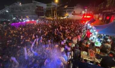 คนนับแสนแห่สาดน้ำเล่นสงกรานต์อยุธยาวันสุดท้ายแน่นเมือง