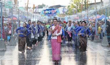 คนนับหมื่นสาดน้ำเล่นสงกรานต์ถนนผ้าขาวม้าชุ่มฉ่ำส่งท้ายอย่างสนุกสนาน