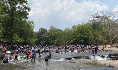 ทุบสถิติใหม่สงกรานต์ 3 วันแห่คลายร้อนน้ำตกตาดโตน 4 หมื่นคน