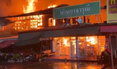 หนีตายวุ่น!ไฟไหม้ตลาดเทศบาลรัตนบุรี สุรินทร์ วอด 60 คูหา เสียหายร่วม 100 ล้าน