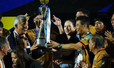 สนามแตก! มาดามแป้ง มอบถ้วยแชมป์ไทยลีก 2 ให้ นครราชสีมา มาสด้า เอฟซี - ท่ามกลามแฟนบอล 24,556 คน