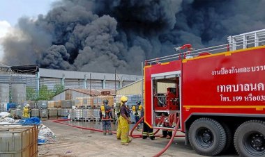 อพยพหนีตายไอพิษอลหม่าน! ไฟไหม้โกดังกากเคมีบ้านค่าย ควันดำทะมึนเต็มฟ้า
