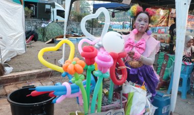 ป้าแขกเปิดหมวกสู้ชีวิต บิดลูกโป่งแฟนตาซีตามงานต่างๆทั่วประเทศ เพื่อหาเงินรักษาตัวเองและเลี้ยงชีพไปวันๆ