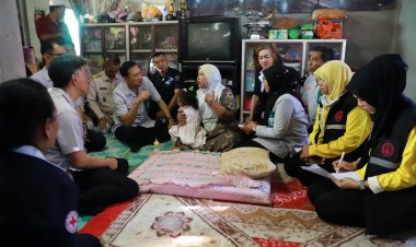 ผู้ว่าฯนราธิวาสลงพื้นที่เยี่ยมให้กำลังใจกลุ่มเปราะบางพร้อมมอบของอุโภคบริโภค