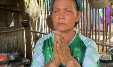 ยายวัย 60 ฐานะยากจนวอนรัฐยื่นมือช่วยเหลือซ่อมแซมหลังคาบ้านผุพังหวั่นหล่นทับ