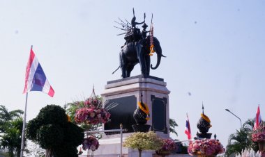 เพชรบุรี-ประจวบฯถวายพวงมาลัยดอกไม้สด สักการะพระบรมราชานุสาวรีย์สมเด็จพระนเรศวรมหาราช