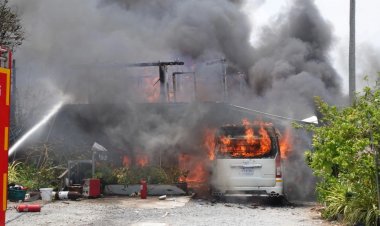 อากาศร้อนจัดควันพวยพุ่งไฟไหม้รถตู้ ลามเผาบ้าน ปิกอัพวอดอีก 1 คัน