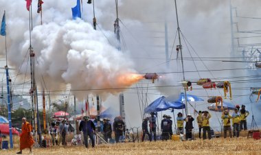 ยิงกันมันส์ ควันกระจาย ประเพณีจุด “ลูกหนู”จรวดมอญเมืองปทุมธานี