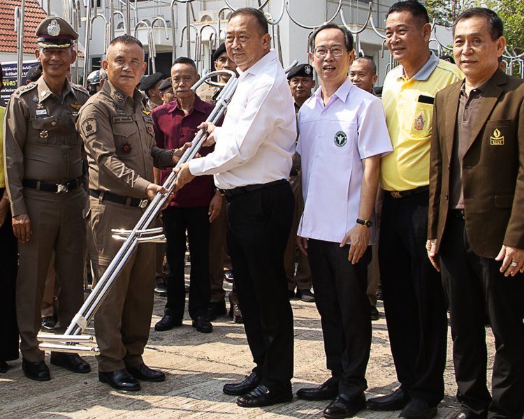 อบจ.พิจิตร จัดงบหนุนตำรวจเมืองชาละวันซื้ออุปกรณ์สยบเมาคุ้มคลั่งจิตป่วนรับมือเทศกาลสงกรานต์