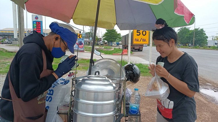 หนุ่มปราจีนบุรีดัดแปลงมอเตอร์ไซค์พ่วง ขายขนมจีบ-ก๋วยเตี๋ยวหลอด รายได้ดีหน้าแล้ง