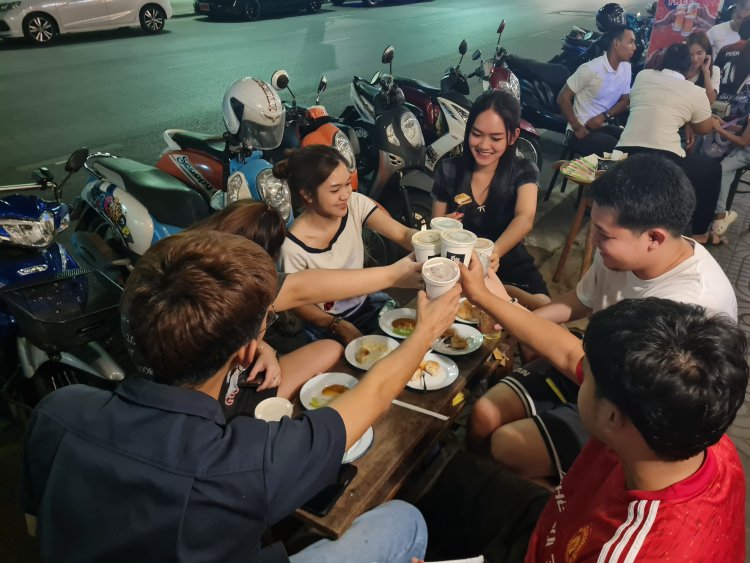 ร้านติ๋มนมสด ขนมปังปิ้งเตาถ่านหอมกรุ่นจุดเช็คอินทุกกลุ่มวัย ใกล้ย่าโมโคราช