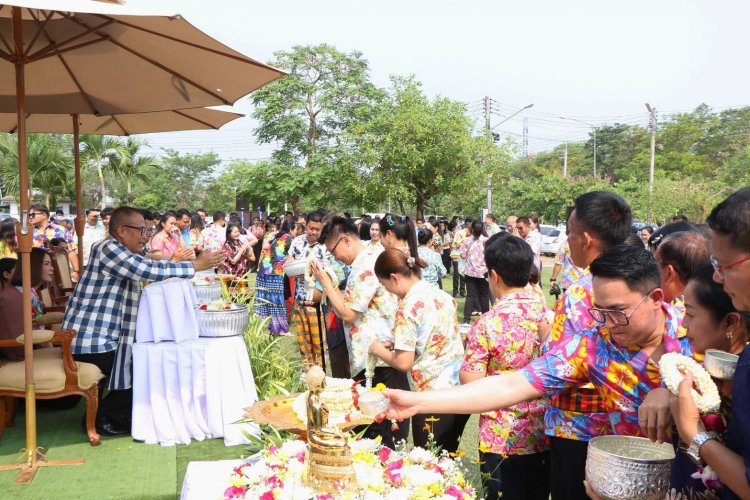 ชาวอำนาจเจริญพร้อมใจสรงน้ำพระเพื่อความเป็นสิริมงคลเนื่องปีใหม่ไทย