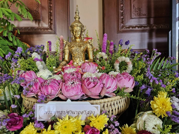 แห่สรงน้ำพระพุทธประชานารถศาสดา ชมนิทรรศการภาพลายกุหลาบ 100 ปี รพ.อภัยภูเบศร