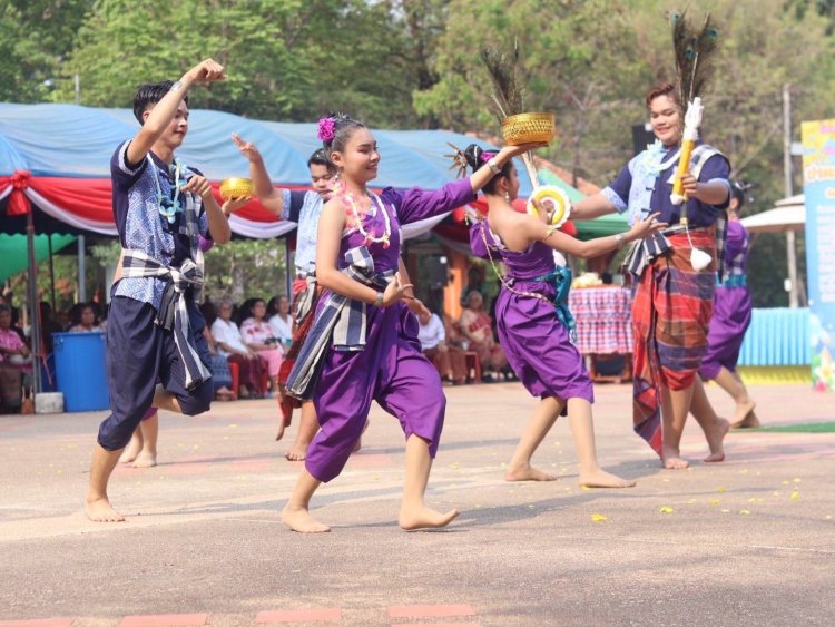 อลังการแสดงศิลปวัฒนธรรม เล่าเรื่องวันสงกรานต์ สืบสานปีใหม่ไทยคนอำนาจเจริญสู่สายตาโลก