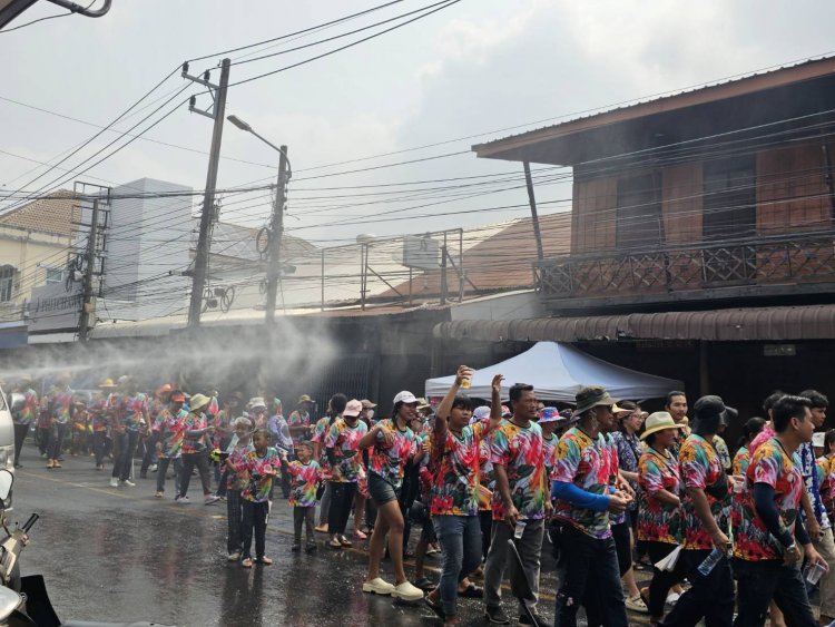 สงกรานต์ปราจีนบุรีคึกคัก เช้า นักท่องเที่ยวแห่ทำบุญ ตักบาตร เสริมมงคลชีวิต บ่ายสาดน้ำเล่นสงกรานต์สนั่นเมือง