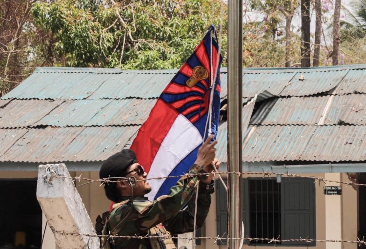 ทหารกะเหรี่ยง ปลดธงงชาติเมียนมา นำธงกะเหรี่ยงขึ้นยอดเสา แทน