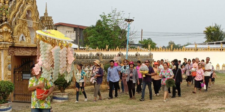 "พระอาจารย์โชติ" เกจิอาจารย์ชื่อดังอีสานใต้ นำพุทธศาสนิกชนใจบุญทอดผ้าป่าสร้าง"ซุ้มประตูโขง"