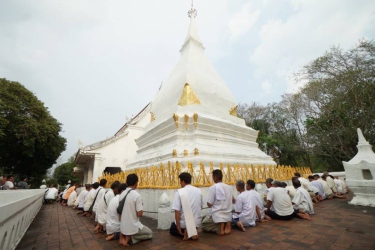 มงคลปีใหม่ไทย ชาวภูเรือร่วมสรงน้ำพระพุทธนาวาบรรพตบนยอดภูเรือ จ.เลย