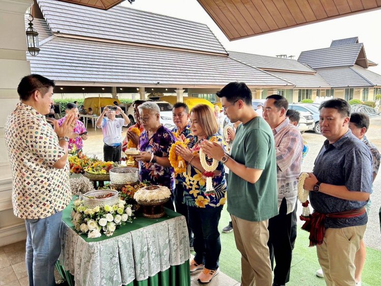 "สส.ปั้น-นายกเคี้ยง" ร่วม รดน้ำดำหัวขอพร "ผู้กองธรรมนัส" รมว.เกษตรฯ