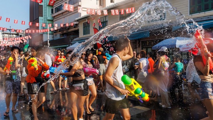 “ข้าวสาร”ชุ่มฉ่ำ นักท่องเทียวไทย-เทศ เล่นสาดน้ำสงกรานต์ส่งท้ายสนั่นเมือง