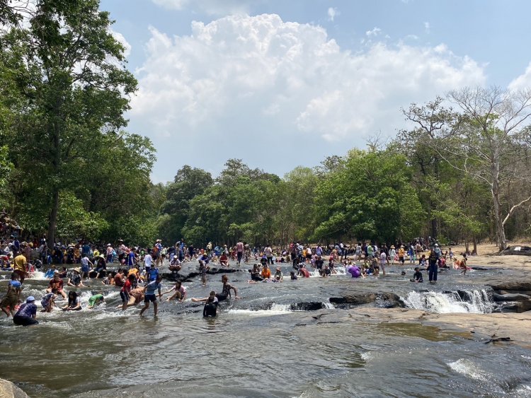 ทุบสถิติใหม่สงกรานต์ 3 วันแห่คลายร้อนน้ำตกตาดโตน 4 หมื่นคน