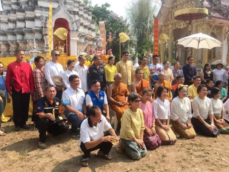 รองพ่อเมืองตากประธานพิธีทำบุญสรงน้ำและห่มผ้าพระธาตุดวงแก้วรัศมี ณ วัดอรัญญาวาส