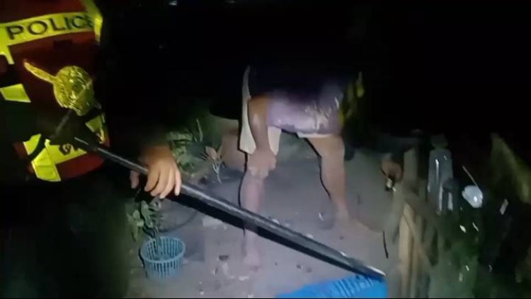 ยกย่องตำรวจห้วยคตเมืองอุทัยธานีล้อมจับงูจงอางปล่อยคืนสู่ป่า