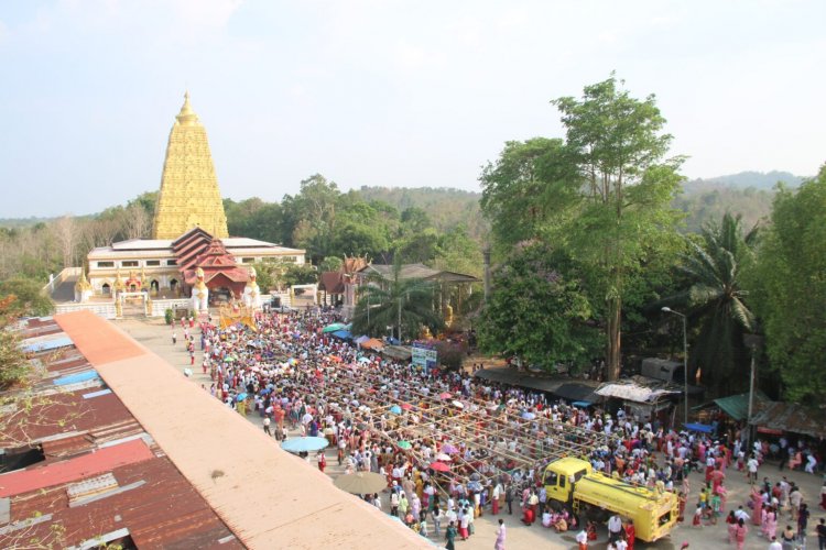 ประเพณีแห่งศรัทธา สงกรานต์ชาวมอญสังขละบุรี สรงน้ำพระผ่านรางไผ่ยาว 50 เมตร