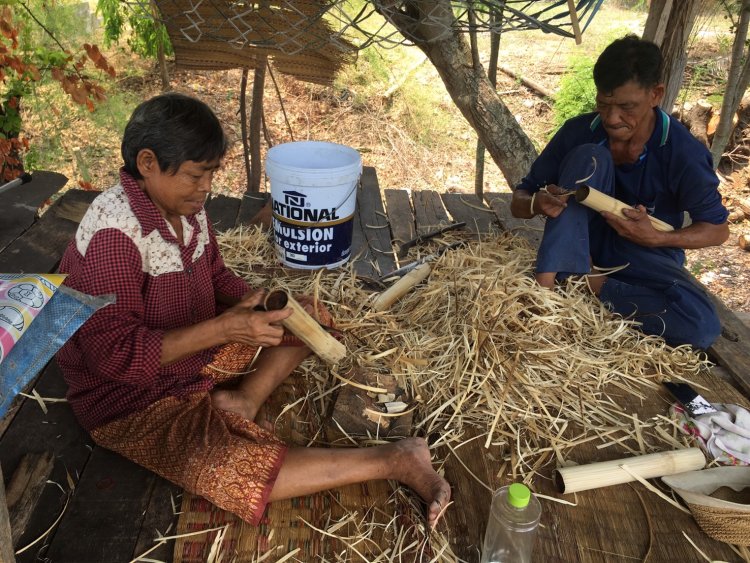 ข้าวหลามสูตรเด็ดโบราณ แม่ค้าพิมายขายดิบขายดีวันละ 1 พันบาท