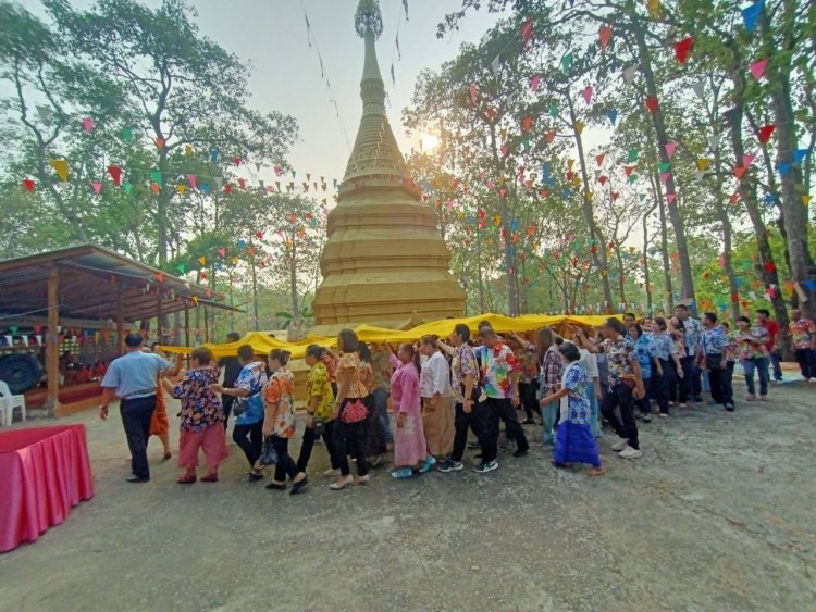 ชาวท่าสองยางพร้อมใจไหว้สาพระธาตุเมืองเก่าห้วยลึก สืบสาน วัฒนธรรม เทศกาลสงกรานต์