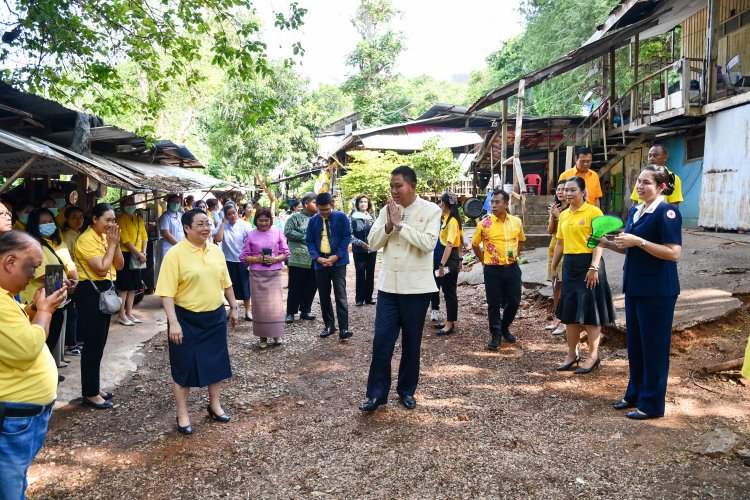 ผู้ว่าฯชลบุรีพร้อมนายกเหล่ากาชาดเยี่ยมบ้านผู้สูงอายุ ผู้พิการ ผู้ด้อยโอกาส