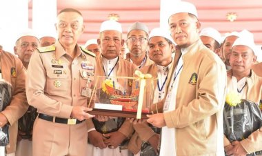 คณะผู้นำศาสนา(ดาอี)รุดเข้าเยี่ยมผบ.ทร.ที่พระราชวังเดิม กทม.