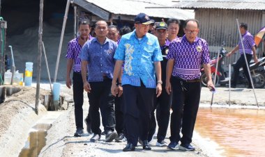 ผู้ว่าชลบุรีลงพื้นที่ขับเคลื่อนโครงการธนาคารขยะพร้อมเยี่ยมให้กำลังใจเกษตรกรที่ทำนาเกลือ