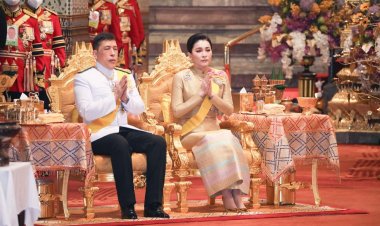 ในหลวง พระราชินี เสด็จฯ การพระราชพิธีฉัตรมงคล ณ พระที่นั่งอมรินทรวินิจฉัย