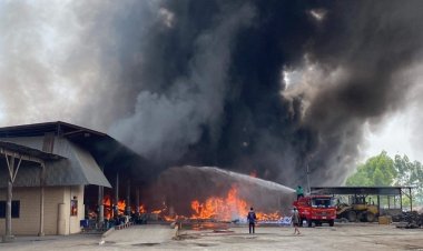 ระทึก!ไฟไหม้โกดังรับซื้อของเก่า-ขยะรีไซเคิลที่อ.นครไทยวอด