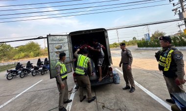 ตำรวจตรวจยึดรถกระบะตู้ทึบ 2 คัน ลอลขนจยย.14 คัน เตรียมส่งข้ามแดน