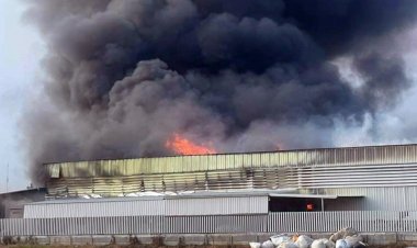 ไฟไหม้โรงงานเตียงและที่นอนเมืองอ่างทองเสียหายกว่า100ล้าน