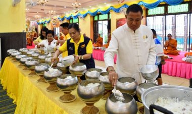 พ่อเมืองชลฯชวน หิ้วตะกร้าเข้าวัดทำบุญวันพระอนุรักษ์วัฒนธรรมอันดีงาม