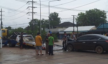 ระทึก!ฝนตกถนนลืน หนุ่มซิ่งเก๋งฝ่าไฟแดงชนสนั่นกลางสี่แยกกบินทร์บุรีเจ็บ 2