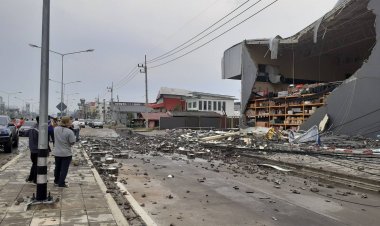พายุถล่มลำพูนโหด! ลมแรงพัดหลังคาบ้านเรือนปลิวว่อน ผนังร้านค้าหายทั้งแถบ