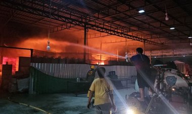 ระทึก!ไฟไหม้โกดังรองเท้านำเข้า ย่านบางบอน วอดทั้งหลัง สูญกว่า 10 ล้าน