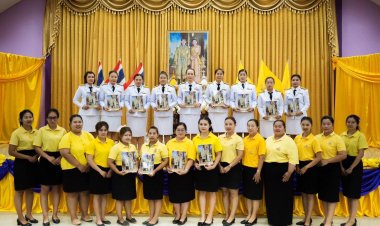 "นายกเจิน" จัดพิธีรับพระราชทานพระบรมฉายาลักษณ์ในหลวงให้แก่ส่วนราชการต่าง ๆ อัญเชิญไปประดิษฐาน เพื่อแสดงออกถึงความจงรักภักดี