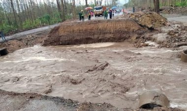 ลำปางอ่วม ฝนถล่ม น้ำป่าหลาก ซัดถนน เถิน-วังชิ้น ถูกตัดขาดจากโลกภายนอก