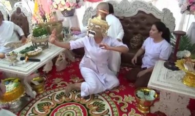 ไหว้ครูของขึ้น ดีดร้องสนั่นวัดช่วยจับอุตลุด ตะลึงงันกันทั้งงาน